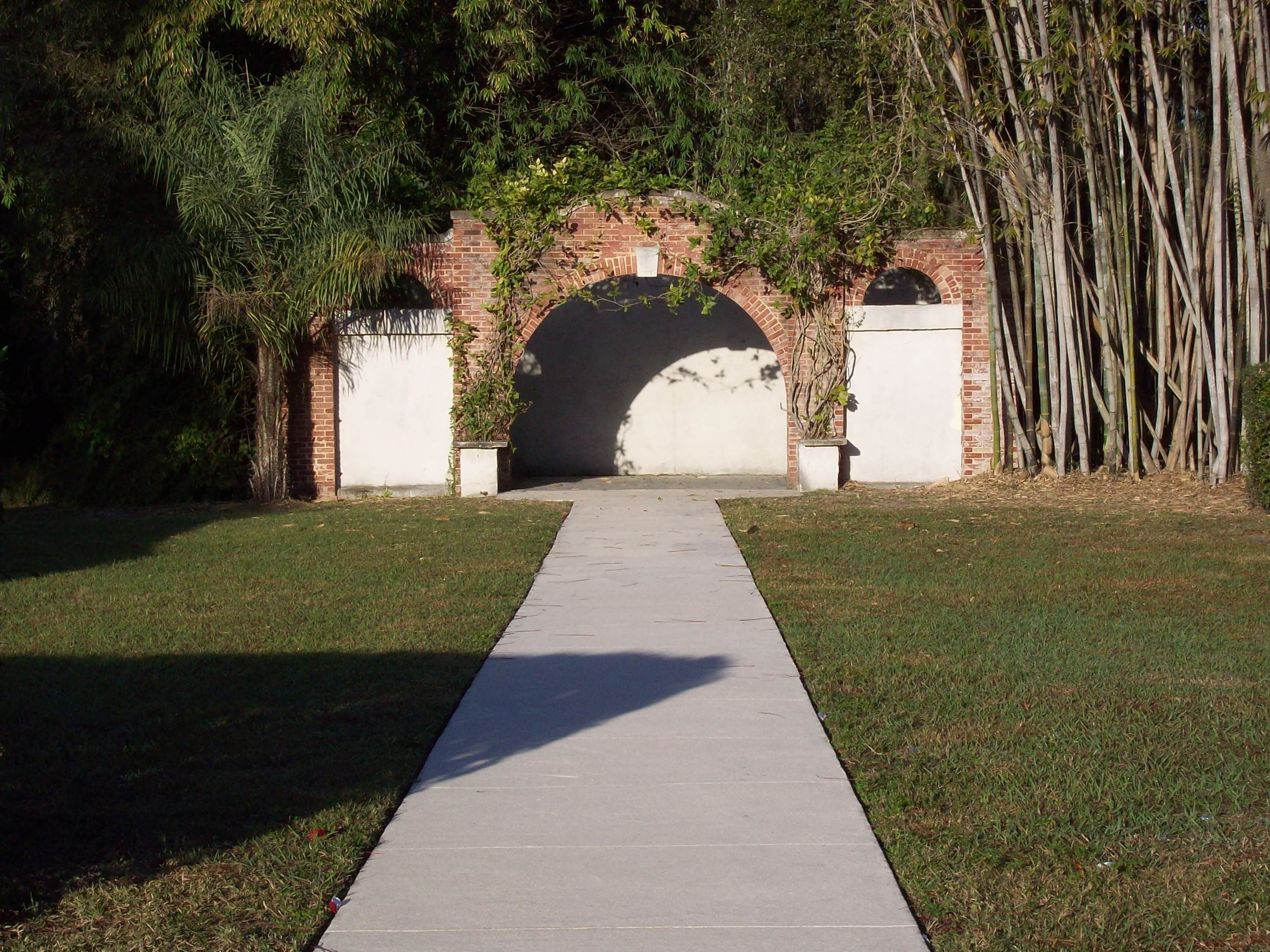 An image of the Mackay Wedding Archway with flowers
